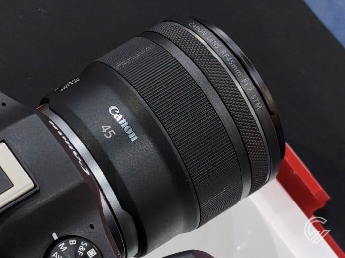 Lensa-Canon-RF45mm-Pasang