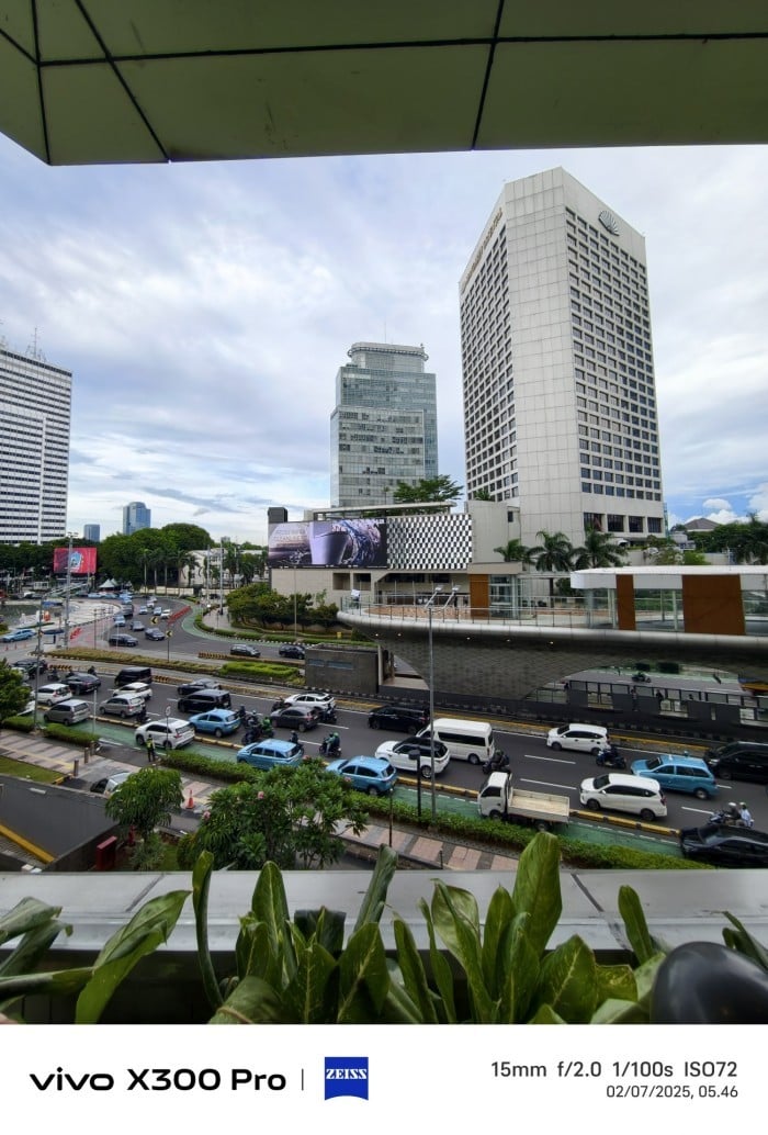 vivo-X300-Pro-ModelMba-Ultrawide