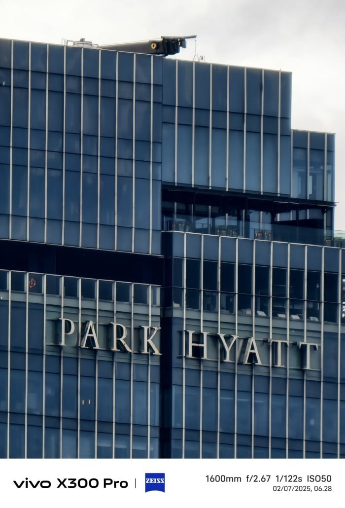 vivo-X300-Pro-TeleconverterKit-1600mm-ParkHyatt