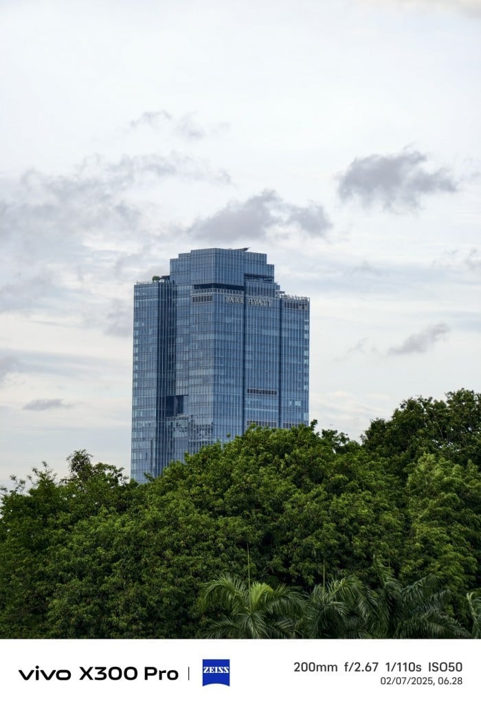 vivo-X300-Pro-TeleconverterKit-200mm-ParkHyatt