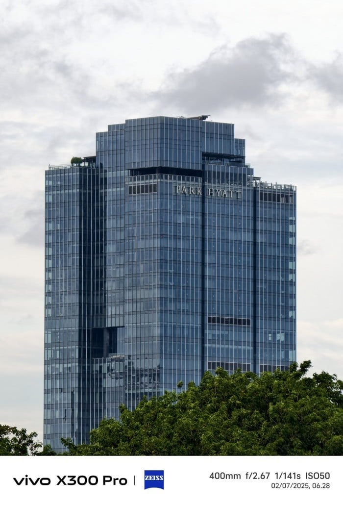 vivo-X300-Pro-TeleconverterKit-400mm-ParkHyatt