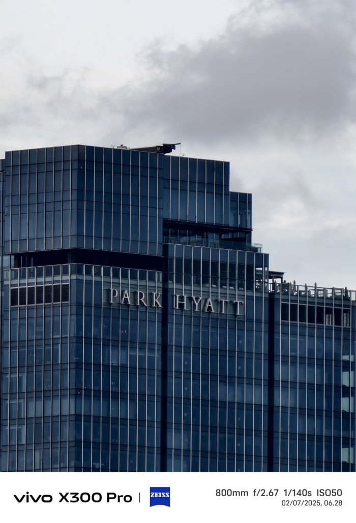 vivo-X300-Pro-TeleconverterKit-800mm-ParkHyatt