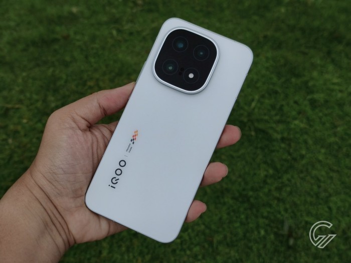 iQOO-15-BackDiagomalLeft