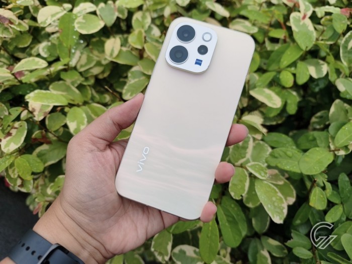 vivo-V70-Back-Diagonal