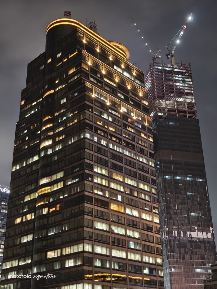 Moto-Signature-Gedung-Nyala-NightMode