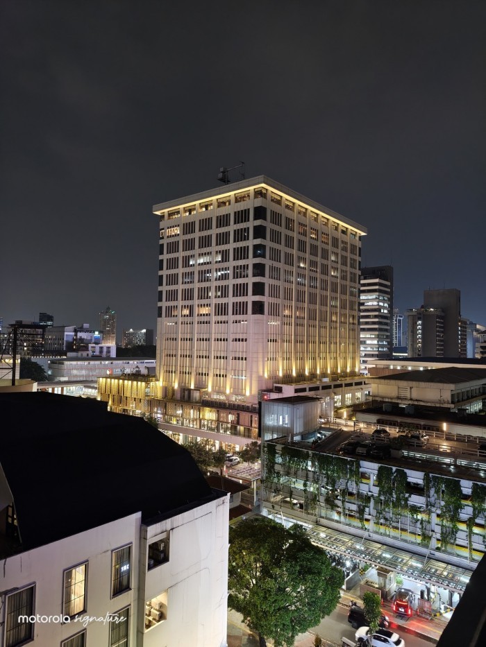 Moto-Signature-Sarinah-NightMode