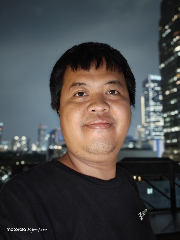 Moto-Signature-Selfie-Portrait