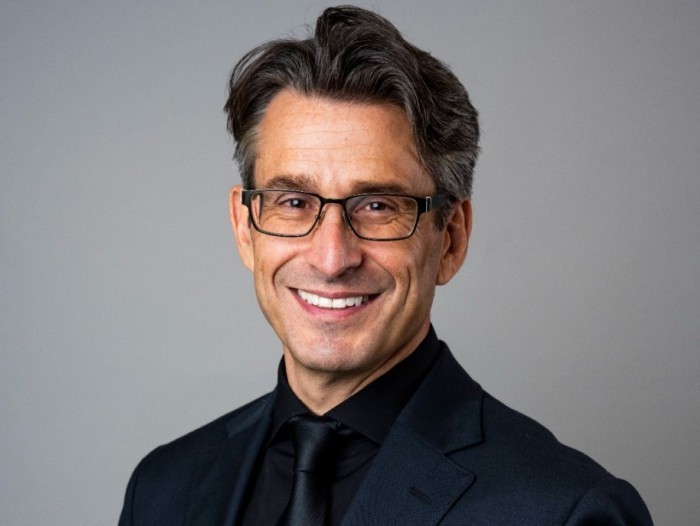 Rowland Illing selaku AWS Chief Medical Officer and Director of Global Healthcare and Nonprofits