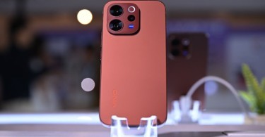 vivo V70 Warna Sandalwood Brown