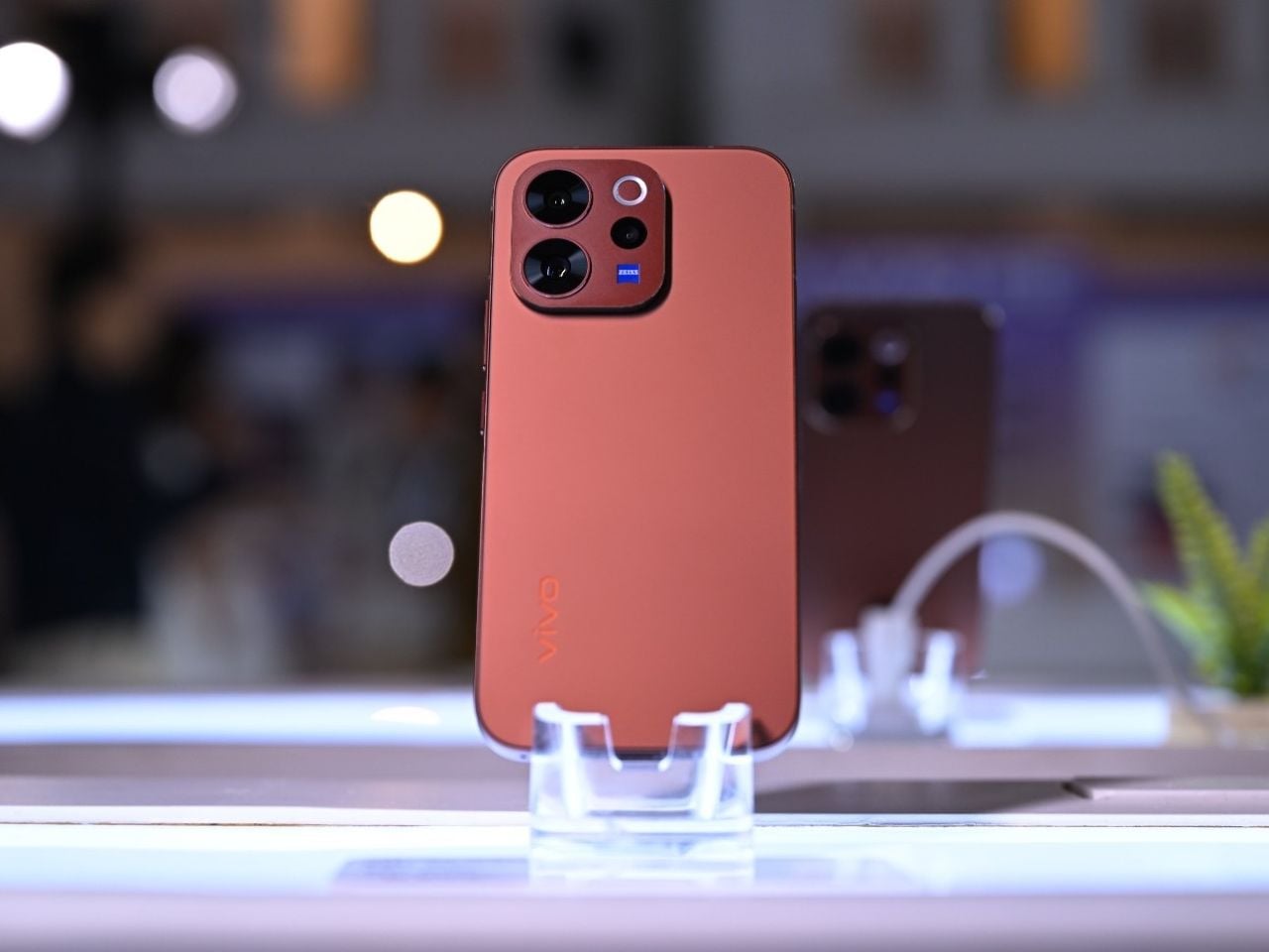 vivo V70 Warna Sandalwood Brown