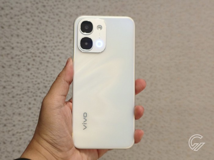 vivo-Y31d0-Pro-HandsOnBack
