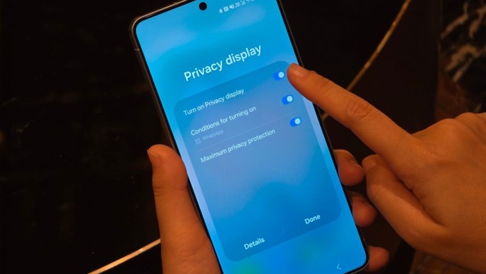 Samsung Galaxy S26 Ultra Traveling Privacy Display