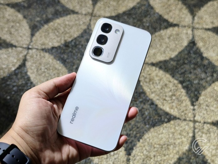 realme-C100-Backwhite