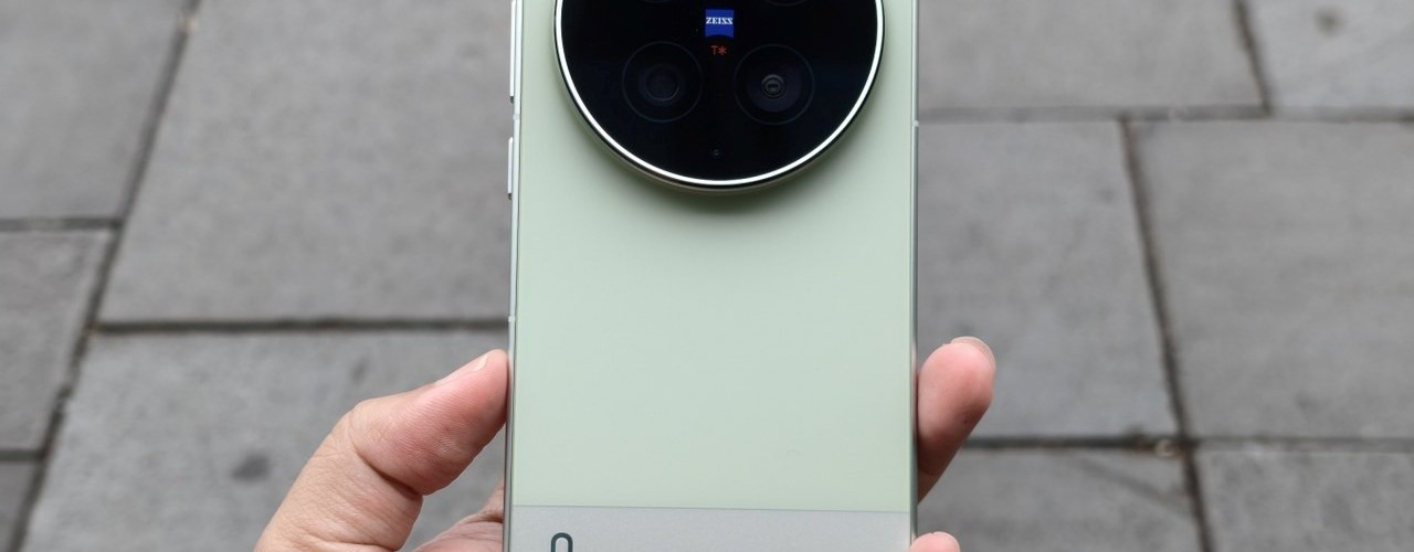 vivo-X300-Ultra-BackTengah