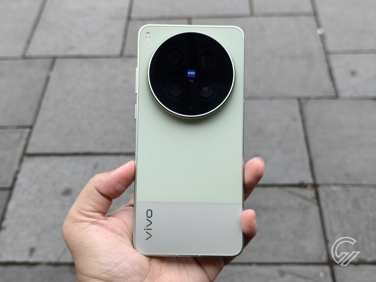 vivo-X300-Ultra-BackTengah