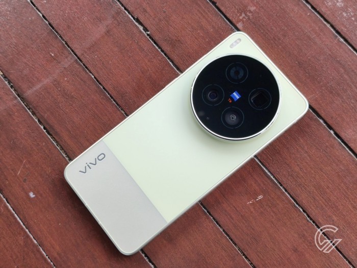 vivo-X300-Ultra-BelakangDiagonal
