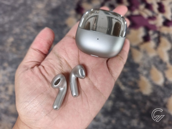 Xiaomi-Buds-6-Hands