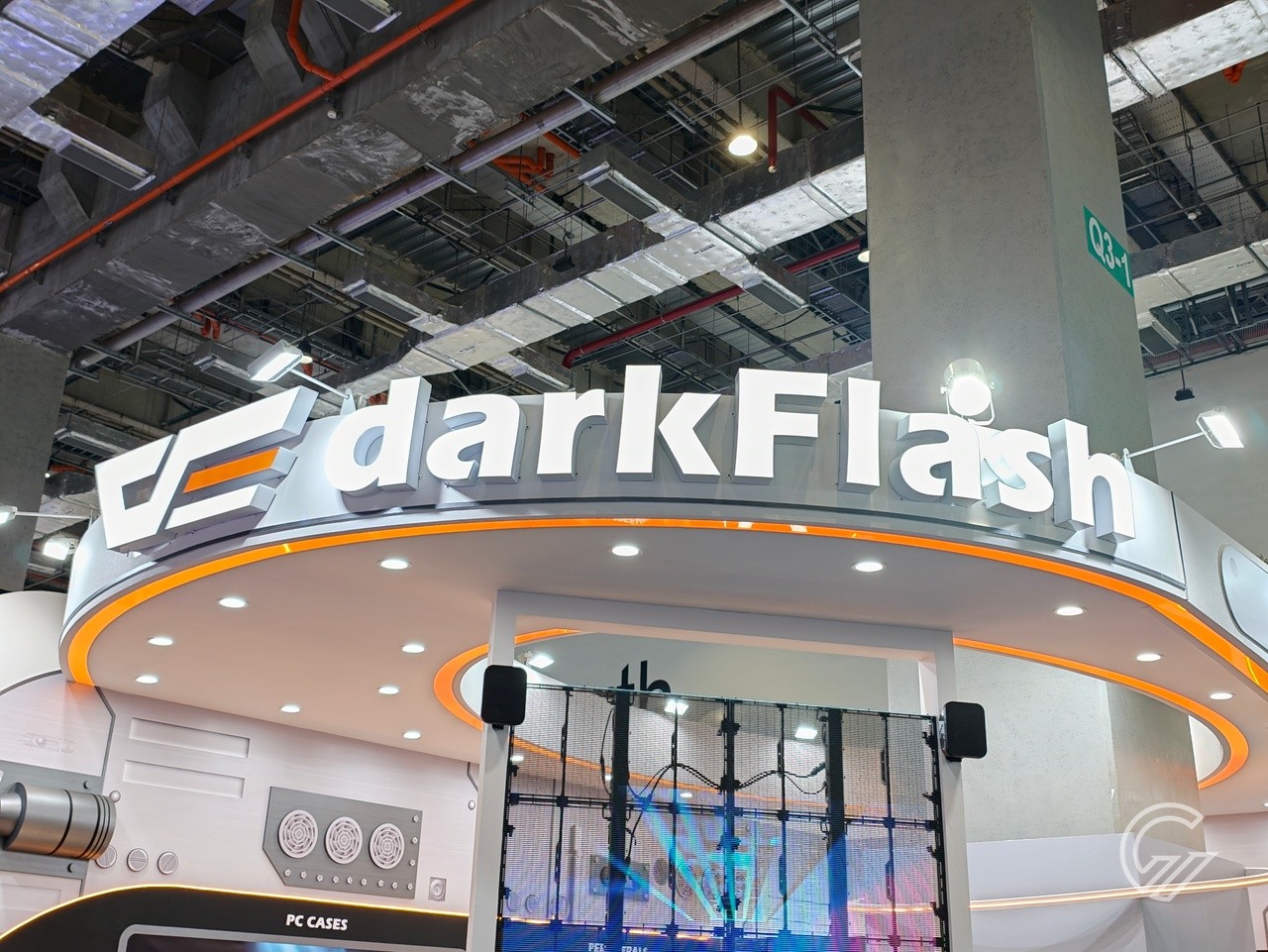 darkFlash Header