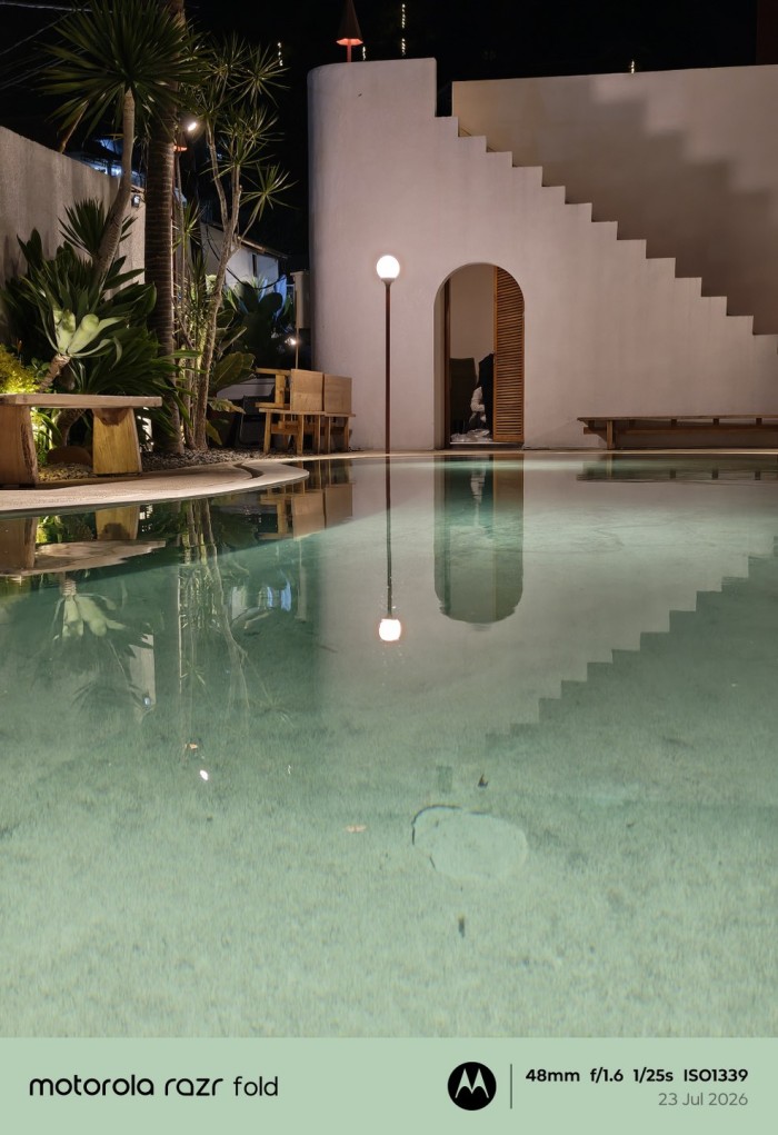 motorola-razr-fold-kolam-reflection