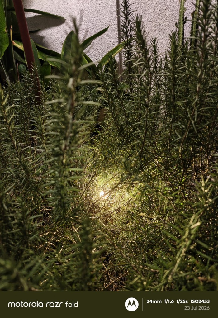 motorola-razr-fold-lampu-taman