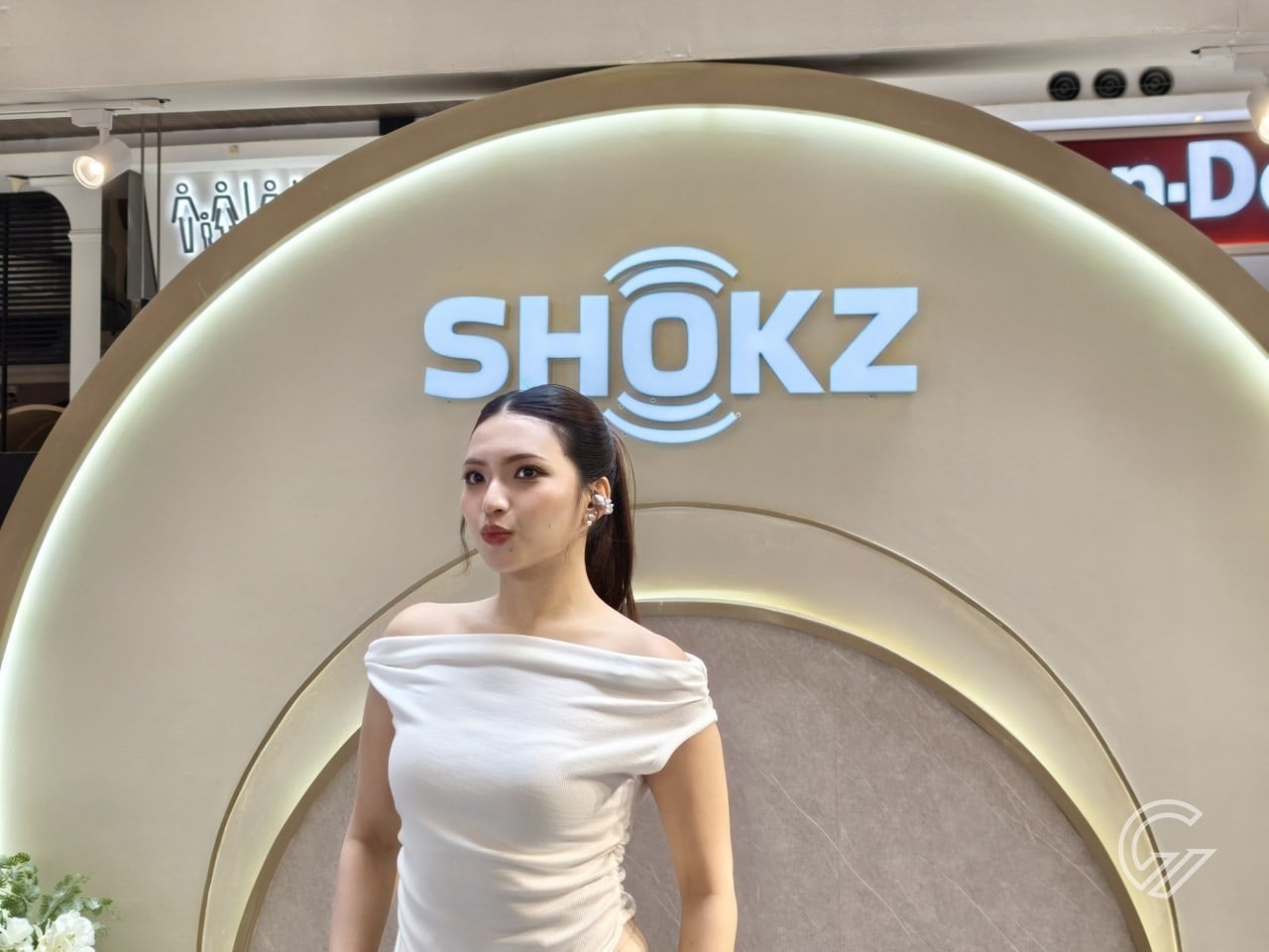 Shokz-Opendot-2-Shania1