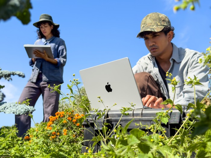 Apple MacBook Pro 14 Inci dengan M6 Pakai